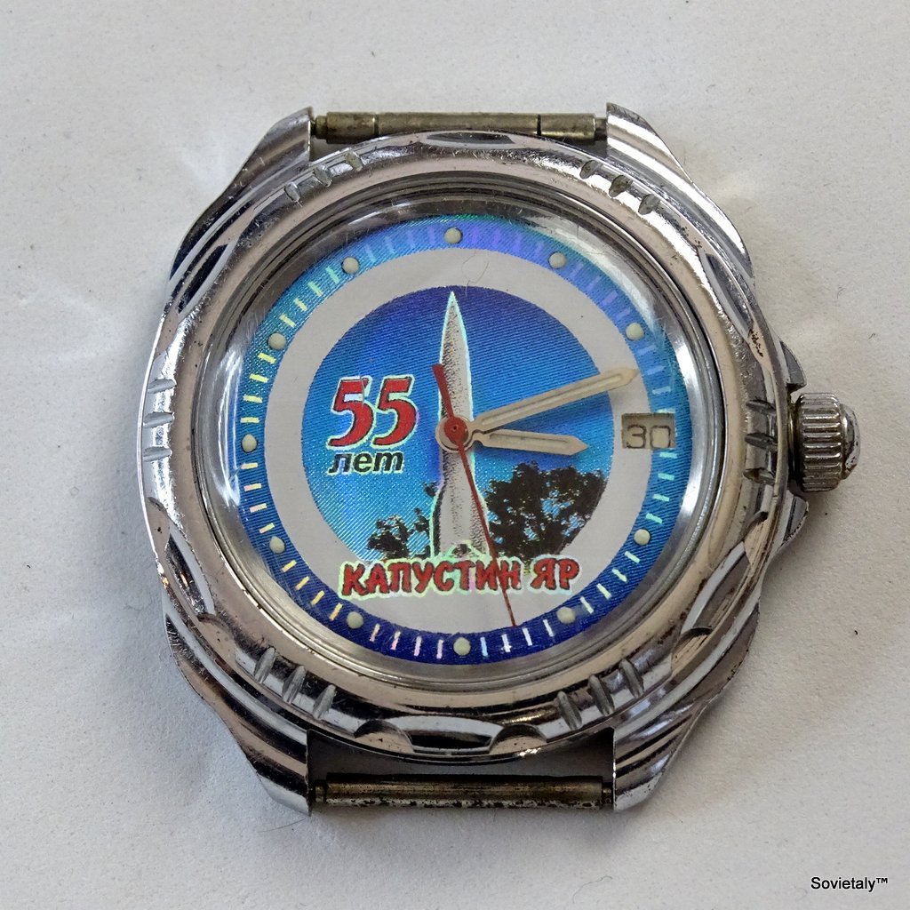 Orologio Vostok Komandirskie 55 Anni Cosmodromo di Kapustin Yar - Orologio commemorativo con razzo e scritte in cirillico