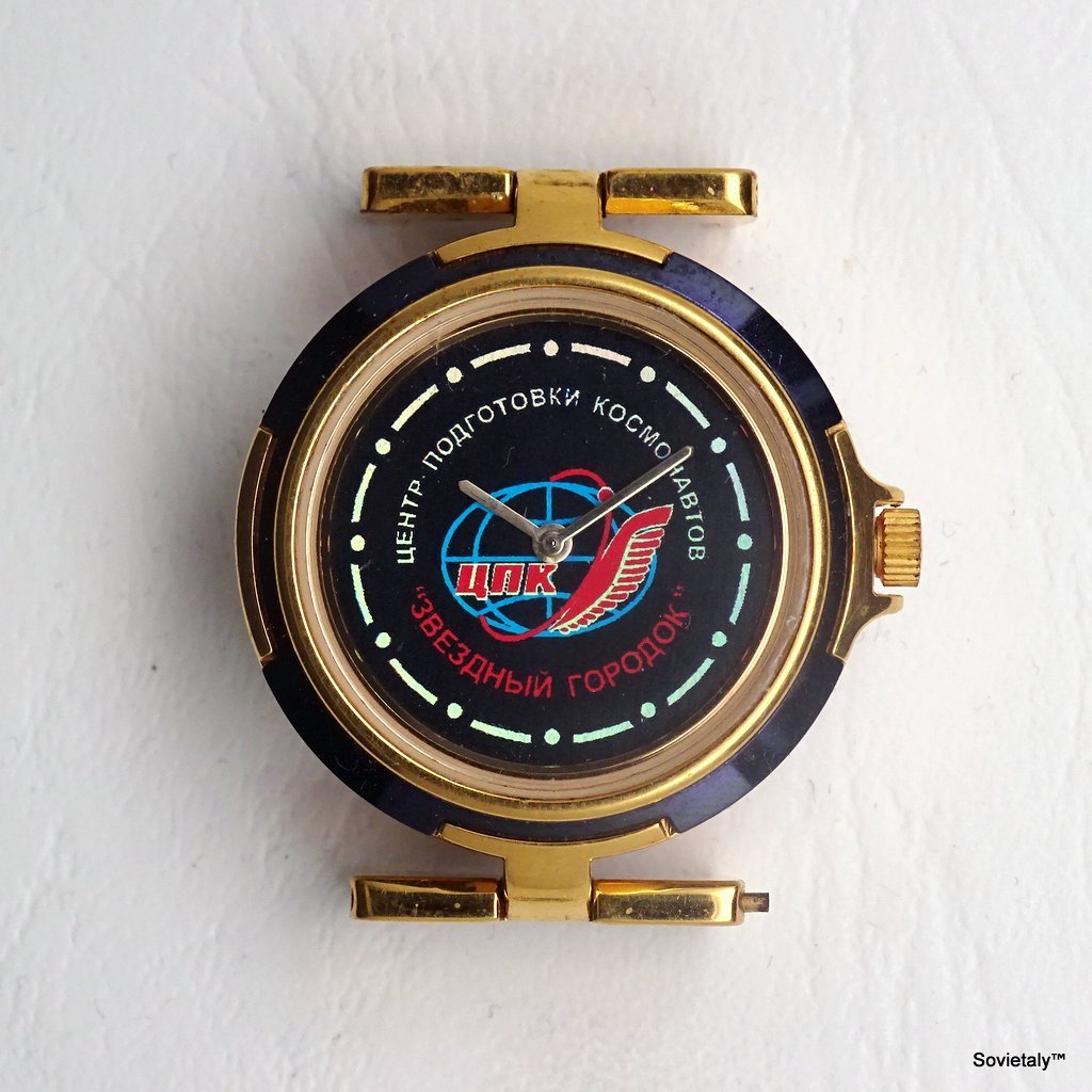 Centro di Controllo Spaziale Orologio Chaika - Orologio Chaika degli anni '90 in plastica e ottone dorato con quadrante olografico commemorativo del centro spaziale di controllo