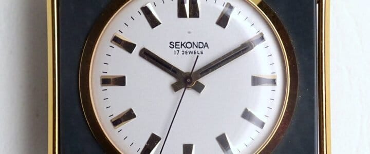 Sekonda in the Soviet and Russian Era: A Historical Analysis russian Sekonda Teacher's desk watch