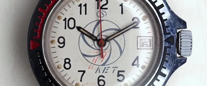 Il Mistero del Vostok Komandirskie: Due Teorie per Spiegare il Quadrante russian watch Vostok Komandirskie