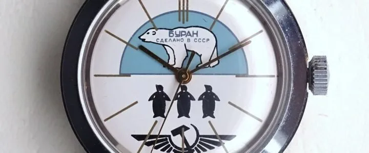 Primo piano di un orologio Vostok Buran celebrativo della Polar Aviation sovietica. Proprietà di Sovietaly.