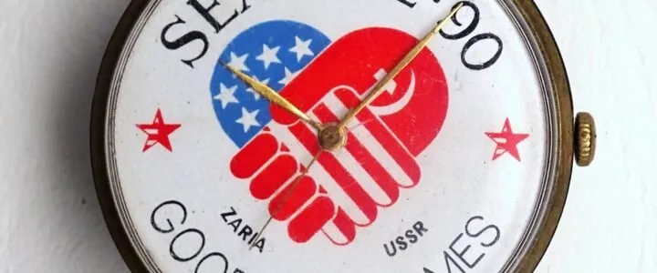 Soviet Zaria Watch: A Symbol of the 1990 Goodwill Games Orologio Zaria dei Goodwill Games del 1990 con logo di cooperazione USA-URSS