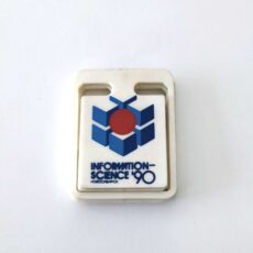 Segnalibro di plastica con il logo "Information-Science '90" di Novosibirsk.