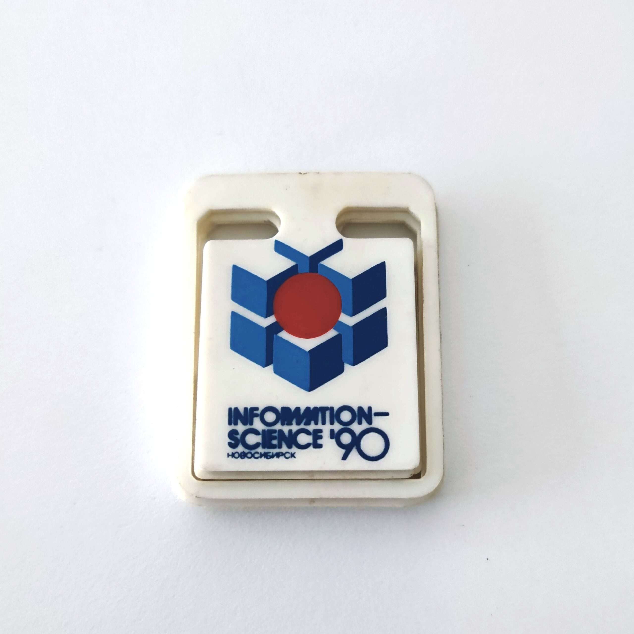 Segnalibro di plastica con il logo "Information-Science '90" di Novosibirsk.