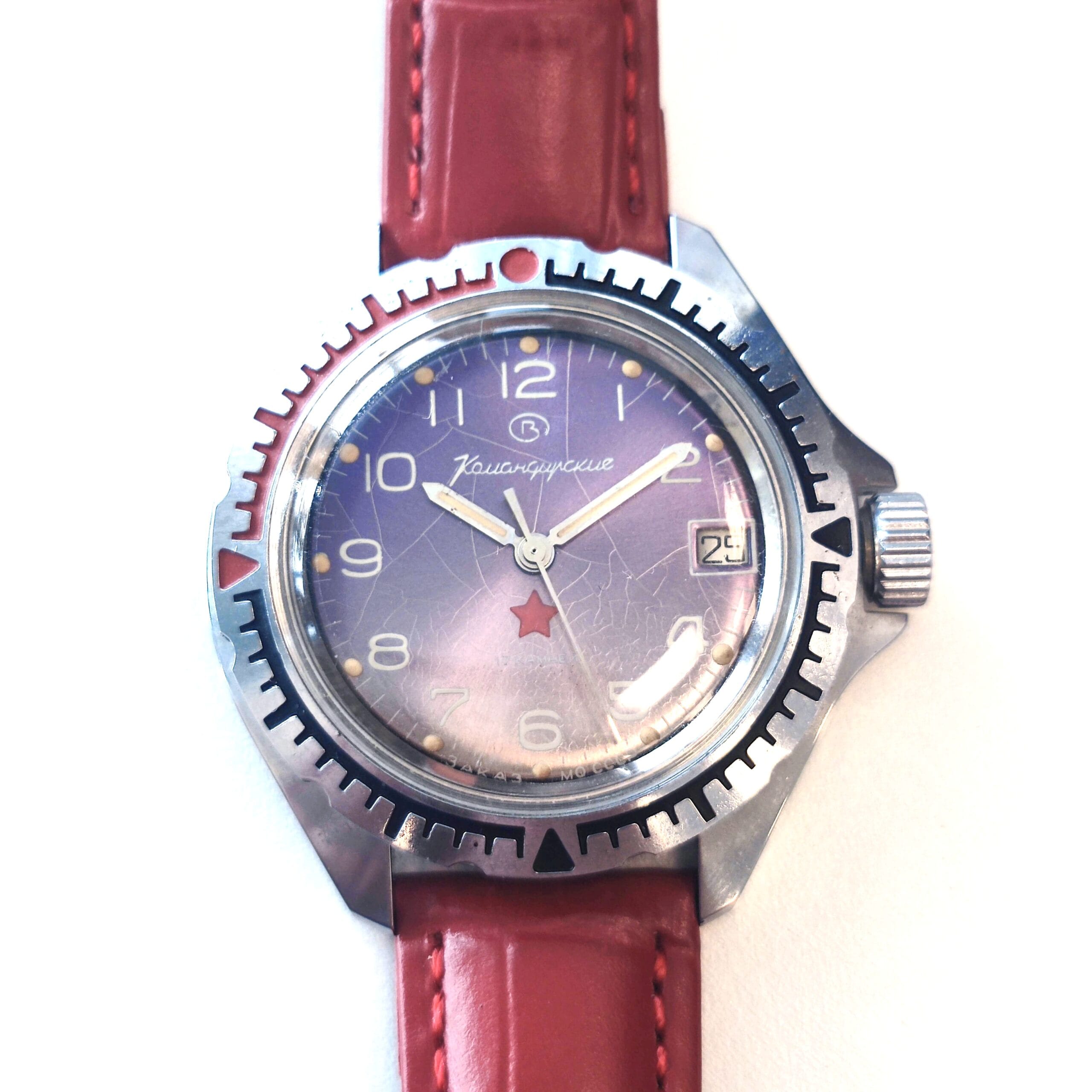 Orologio Komandirskie con quadrante craquelé e colore virato.