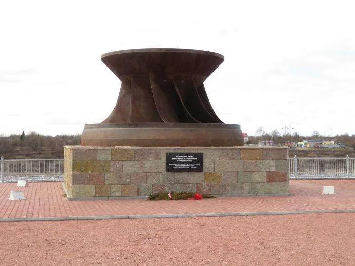 Monument in honor of the builders and power engineers of the Volkhov Hydroelectric Power Plant.