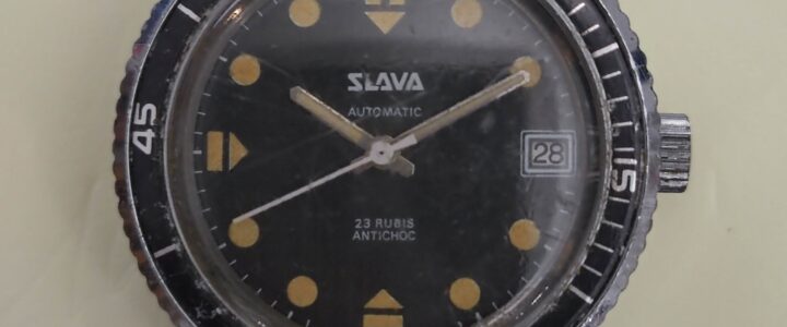 Orologio Slava Besançon automatico con quadrante nero e indicatori gialli