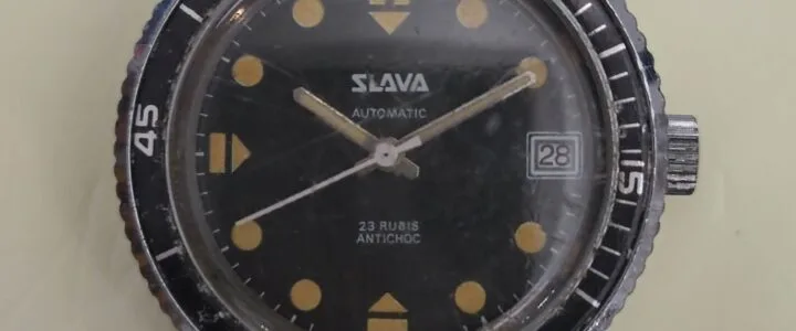 The French Branch of SLAVA in Besançon: A Fascinating Chapter in Soviet Watchmaking Orologio Slava Besançon automatico con quadrante nero e indicatori gialli