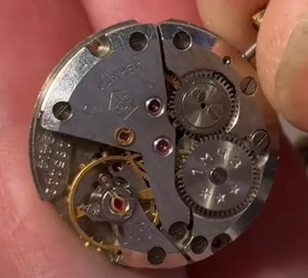 Movimento Poljot 2414, calibro meccanico russo, vista del ponte bilanciere, senza foro di lubrificazione – orologio sovietico anni '60-'80