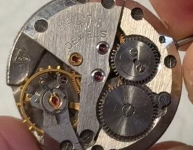 Poljot 2414 and Its Swiss Reference Movement: History and Technical Comparison Movimento svizzero FHF 96, calibro manuale prodotto a Bienne, dettaglio ponte bilanciere con foro di lubrificazione – riferimento per Poljot 2414