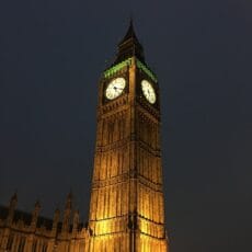Torre dell’orologio di Big Ben illuminata di notte – Big Ben clock tower lit up at night in London