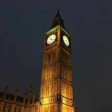 Torre dell’orologio di Big Ben illuminata di notte – Big Ben clock tower lit up at night in London