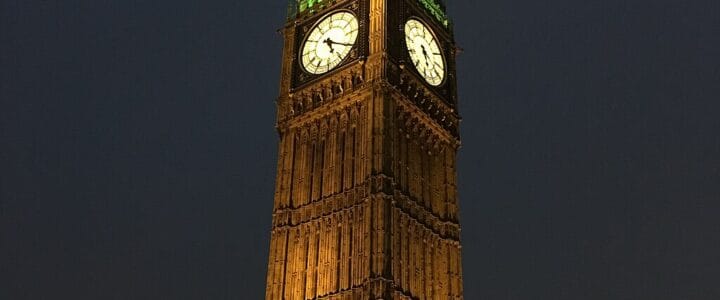 Torre dell’orologio di Big Ben illuminata di notte – Big Ben clock tower lit up at night in London
