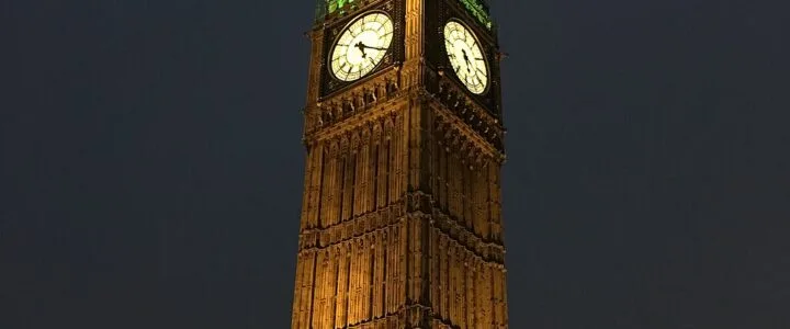 Storia dell’orologeria britannica: dalle origini ai giorni nostri Torre dell’orologio di Big Ben illuminata di notte – Big Ben clock tower lit up at night in London