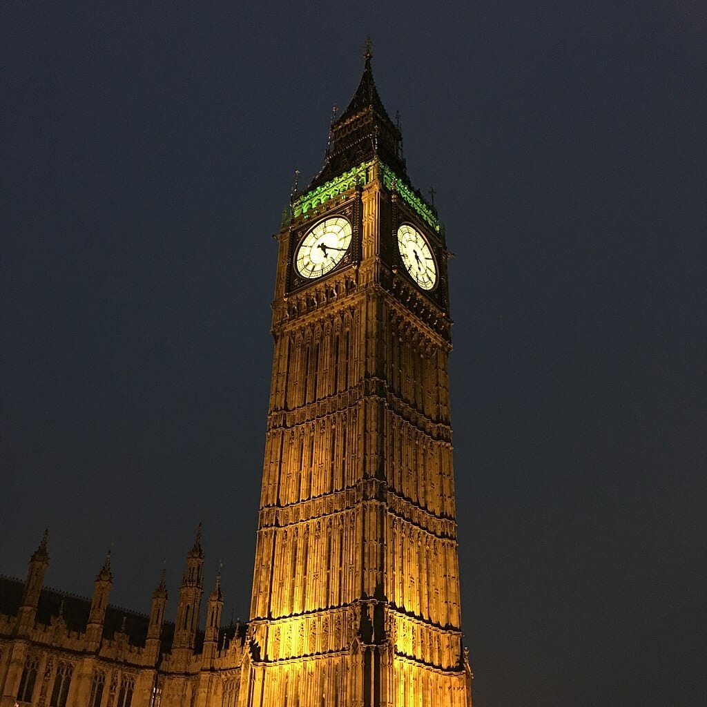 Torre dell’orologio di Big Ben illuminata di notte – Big Ben clock tower lit up at night in London